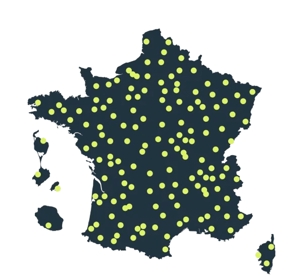 Carte de France métropolitaine bleu foncé constellée de nombreux points jaunes, illustrant un réseau de localisations.